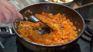 ГОТОВИМ САЛАТ С ЖАРЕНОЙ РЫБОЙ ! Простой и дешёвый рецепт который всем понравится! Готовь просто!