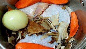 Грибной суп с курицей и вермишелью