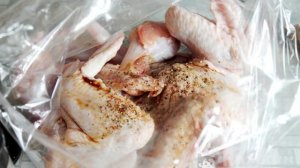 Куриные крылья в рукаве в духовке с овощами