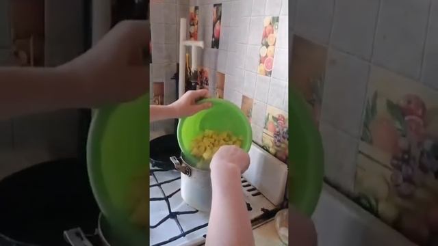 БЕЗУМНЫЙ ПАША И ИРИШКА ЧИКИ ПИКИ ГОТОВЯТ СУП С КУРИЦЕЙ И ЛУКОМ. смотреть онлайн