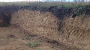 свежая однородная глина в котловане и пол метра чернозема