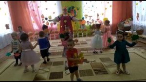 Танец с листочками младшая группа