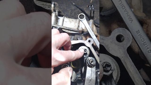 Регулировка клапанов ДВС 4HK1 Исузу смотреть онлайн