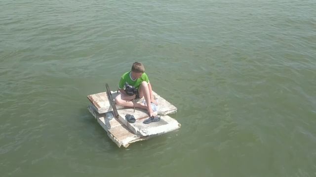 Строим ПЛОТ за 30 минут из ПАЛОК И ПЕНОПЛАСТА! смотреть онлайн