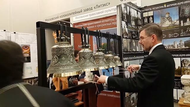 Звонит звонарь Андрей Крючков