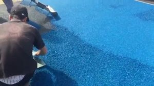 Укладка резиновой крошки для детской и спортивной площадок в Москве. Укладка покрытия по технологии