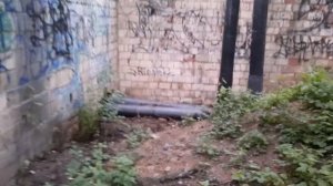 Жизнь бомжа. Присмотрел теплотрассу на зиму.