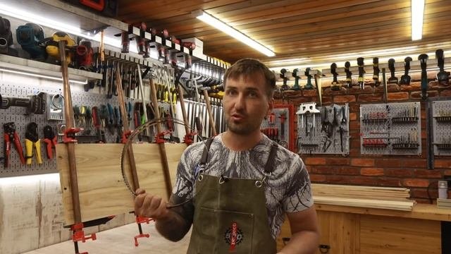 Стеллажи для инвентаря, не очень просто но надежно.