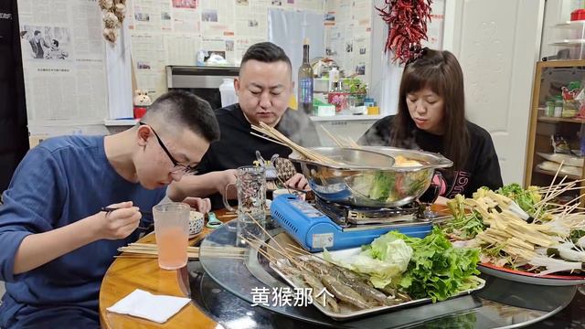 买海鲜，吃涮串，仨人猫冬生活真惬意，喝啤加白，跟孩子谈谈人生 смотреть онлайн