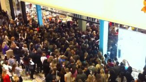 "Черная пятница" - толпа врывается в магазин