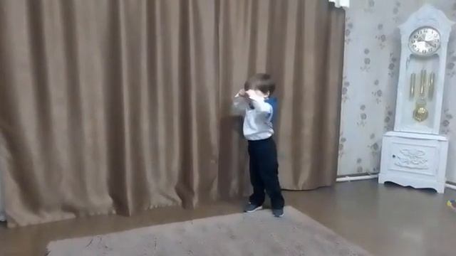 Пляшет, пляшет морячок, пляшет он красиво!