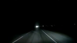 Пешеходы в темноте: вид от водителя