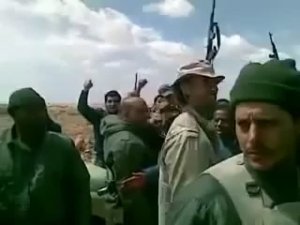 Муттазим Каддафи посещает солдат на фронте в Сирте. Ливия 2011