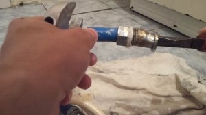 Видеообзор о намотке нити Рекорд для уплотнения резьбы душа