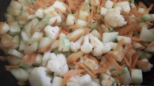 Овощное рагу из молодых кабачков, цветной капусты и картофеля