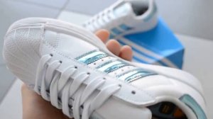 Женские кроссовки Adidas Superstar белые (блестящий зелено-голубой)