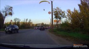 Параплан над городом