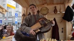 Люди добрые на колесной лире или органиструме ( ручном органчике ) очень красиво