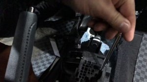 TOYOTA RAV4 дополнительная защита от угона в виде замка Mul-T-Lock на автоматическую коробку переда