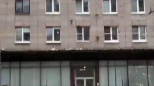 Человек выбрасывает вещи в окно под музыку | СПб