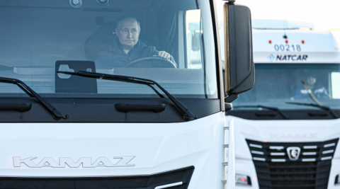 Президент РФ Владимир Путин сел за руль КАМАЗа