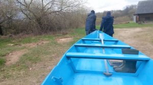 Спускаем лодку на воду