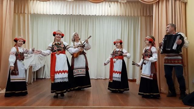 Младшая группа ансамбля "Обережки" р.н п. Как за нашим за двором. смотреть онлайн