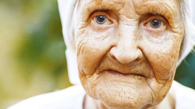 Бабушка приютила парнишку переночевать, а на утро после его ухода обнаружила мешок денег и записку… смотреть онлайн