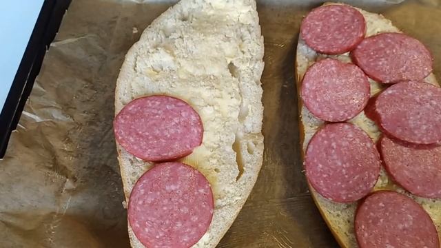 Рецепт Бутерброд с колбасой и сыром в духовке, сэндвич.