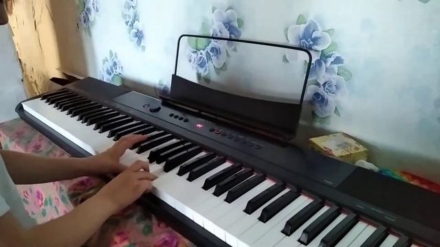 Соня играет на пианино/ смотреть онлайн