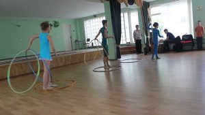 Красивый цирковой номер с хулахупами