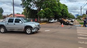 Carro capota após colisão com caminhonete na Rua Carlos Barbosa