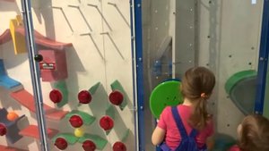 Мария играет Огромный лабиринт с шариками в Музее науки Видео для детей