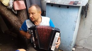 домик с окнами в сад на гармони