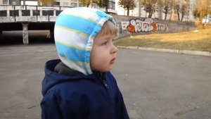 Мальчик гуляет