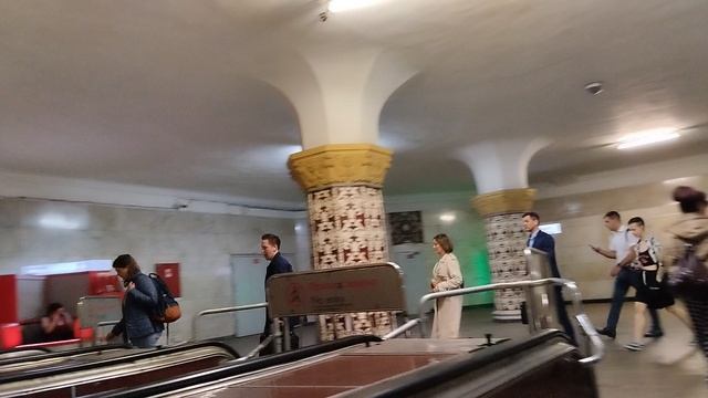 Московское метро: небольшой обзор станции метро Комсомольская, и выход из него.