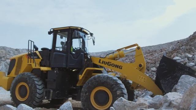 Фронтальный погрузчик LiuGong CLG856H работает в карьере