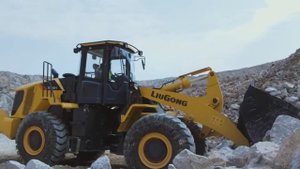 Фронтальный погрузчик LiuGong CLG856H работает в карьере
