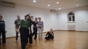 УроКИ (контактной импровизации) часть 19 "катящаяся точка" вертикальное положение