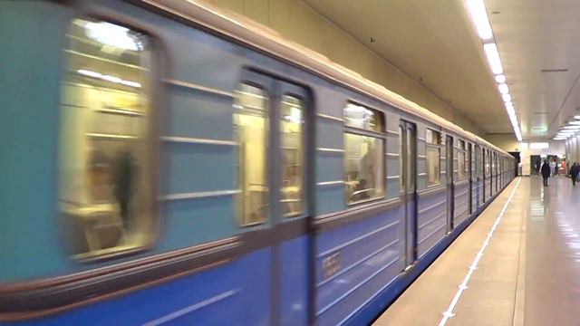 Электропоезд 81-710 "ЕЖ-3" с маршрутом №56 на станции метро Котельники