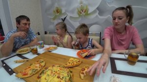 МУКБАНГ 4 ДОМАШНИЕ ПИЦЦЫ ?/ НАСТЮ ТАЩИТ /  МАМА УСТАЛА MUKBANG 4 HOMEMADE PIZZAS