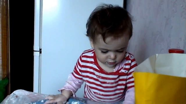 Ребенок 1 год. Анна. Дети любят сырое тесто. смотреть онлайн