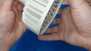 Как ПОЧИНИТЬ светодиодную лампу без ПАЯЛЬНИКА? Как разобрать LED лампочку и починить своими руками!