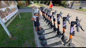 Дети идут в сад  Катаемся на электросамокатах и машинке  Софа и Ярчик