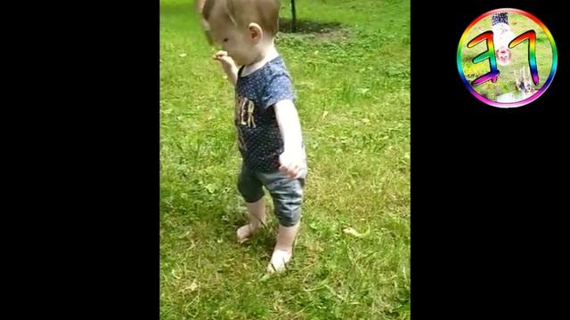 Маленькая Эмили первый раз босиком на зеленой траве./Little Emily first time barefoot on the grass.