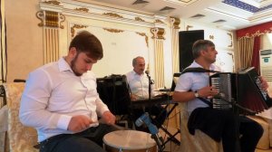 Зажигательная лезгинка на свадьбе играют музыканты #РасулАбдуразаков