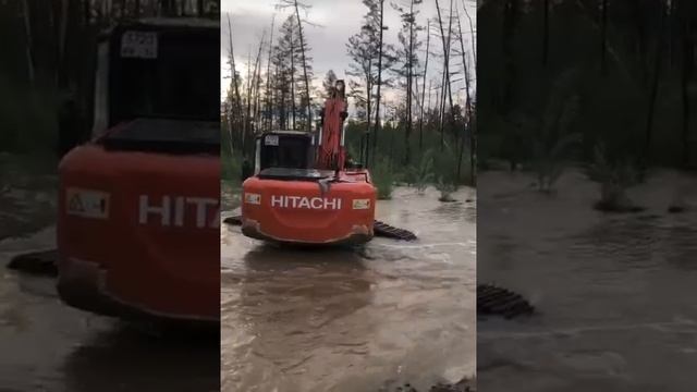 Так бабушкам в Якутии помогают перебраться через затопленный участок дороги.