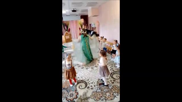 Весна -краснаОжила вокруг природа, пробудилась ото сна. С голубого небосвода с солнцем к нам пришла