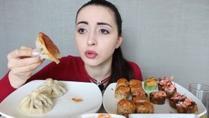 СУШИ РОЛЛЫ VS ГРУЗИНСКИЕ ХИНКАЛИ MUKBANG asmr МУЖЧИНА ОБЯЗАН ДЕЛАТЬ ВСЕ ?? Ayka Emilly