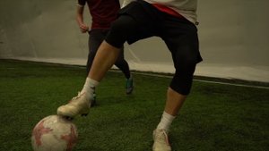 5 СПОСОБОВ прокинуть мяч между ног